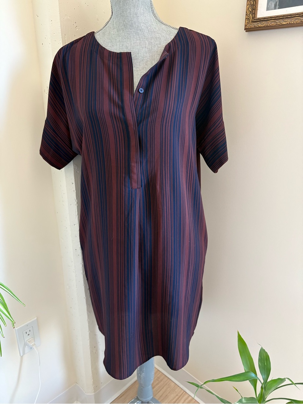 Short-Sleeve Stripe Tunic Dress in Burgundy and Navy